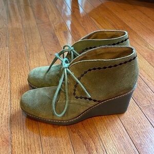 🫒 naturalizer green suede lace up wedge booties with dark brown embroidery